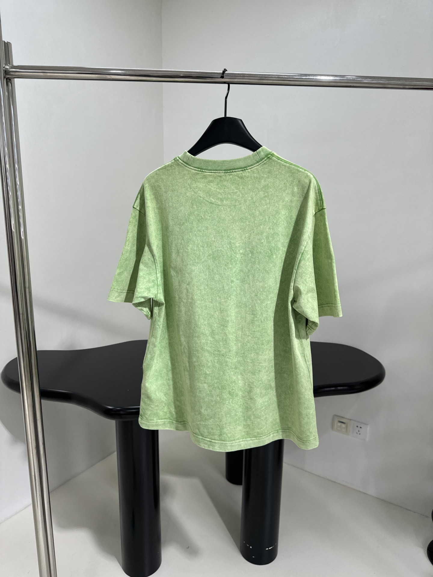 𝐴𝑛𝑐𝑒*𝑠𝑡𝑢𝑑𝑖𝑜25早春新品扎染铆钉T恤
棉质针织平纹面料
水洗扎染技术
胸前饰有铆钉品牌标识图案