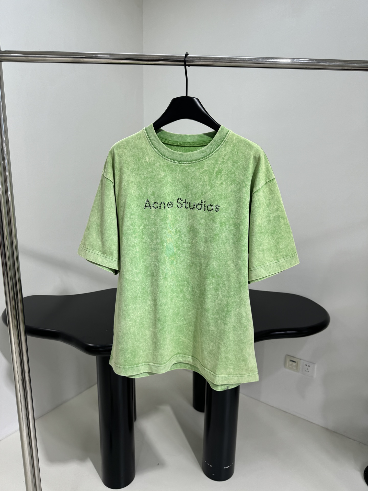 𝐴𝑛𝑐𝑒*𝑠𝑡𝑢𝑑𝑖𝑜25早春新品扎染铆钉T恤
棉质针织平纹面料
水洗扎染技术
胸前饰有铆钉品牌标识图案
