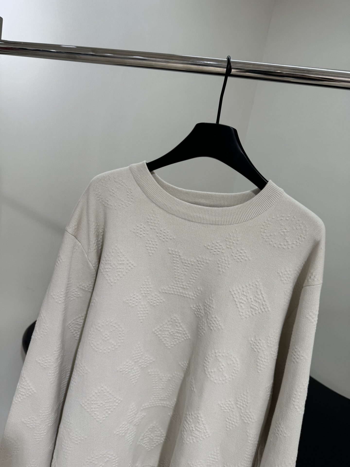 路易#新品MONOGRAM 压纹套头衫
羊毛混纺针织面料
依托提花针织工艺呈现全幅立体压纹Safari 