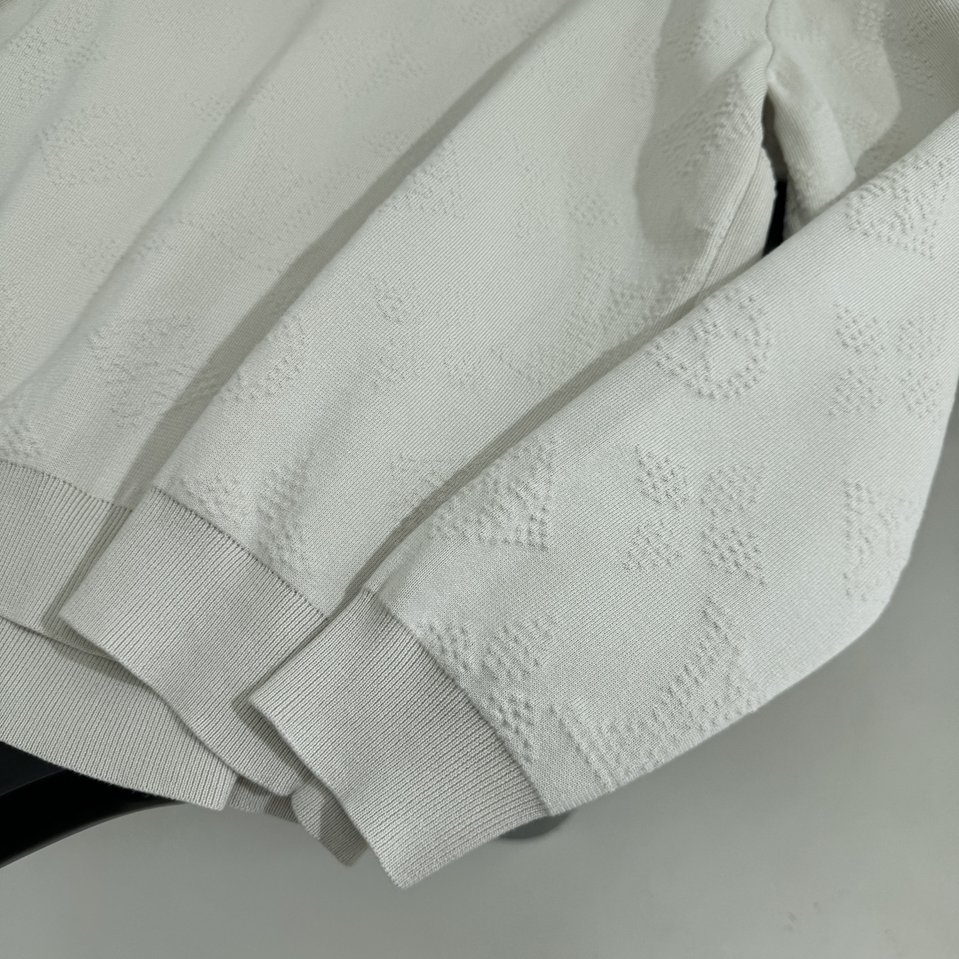路易#新品MONOGRAM 压纹套头衫
羊毛混纺针织面料
依托提花针织工艺呈现全幅立体压纹Safari 