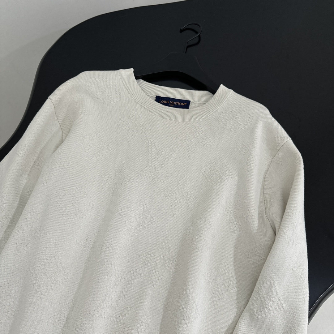 路易#新品MONOGRAM 压纹套头衫
羊毛混纺针织面料
依托提花针织工艺呈现全幅立体压纹Safari 