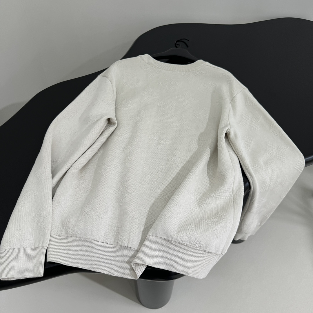 路易#新品MONOGRAM 压纹套头衫
羊毛混纺针织面料
依托提花针织工艺呈现全幅立体压纹Safari 