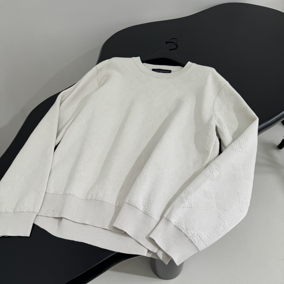 路易#新品MONOGRAM 压纹套头衫
羊毛混纺针织面料
依托提花针织工艺呈现全幅立体压纹Safari 