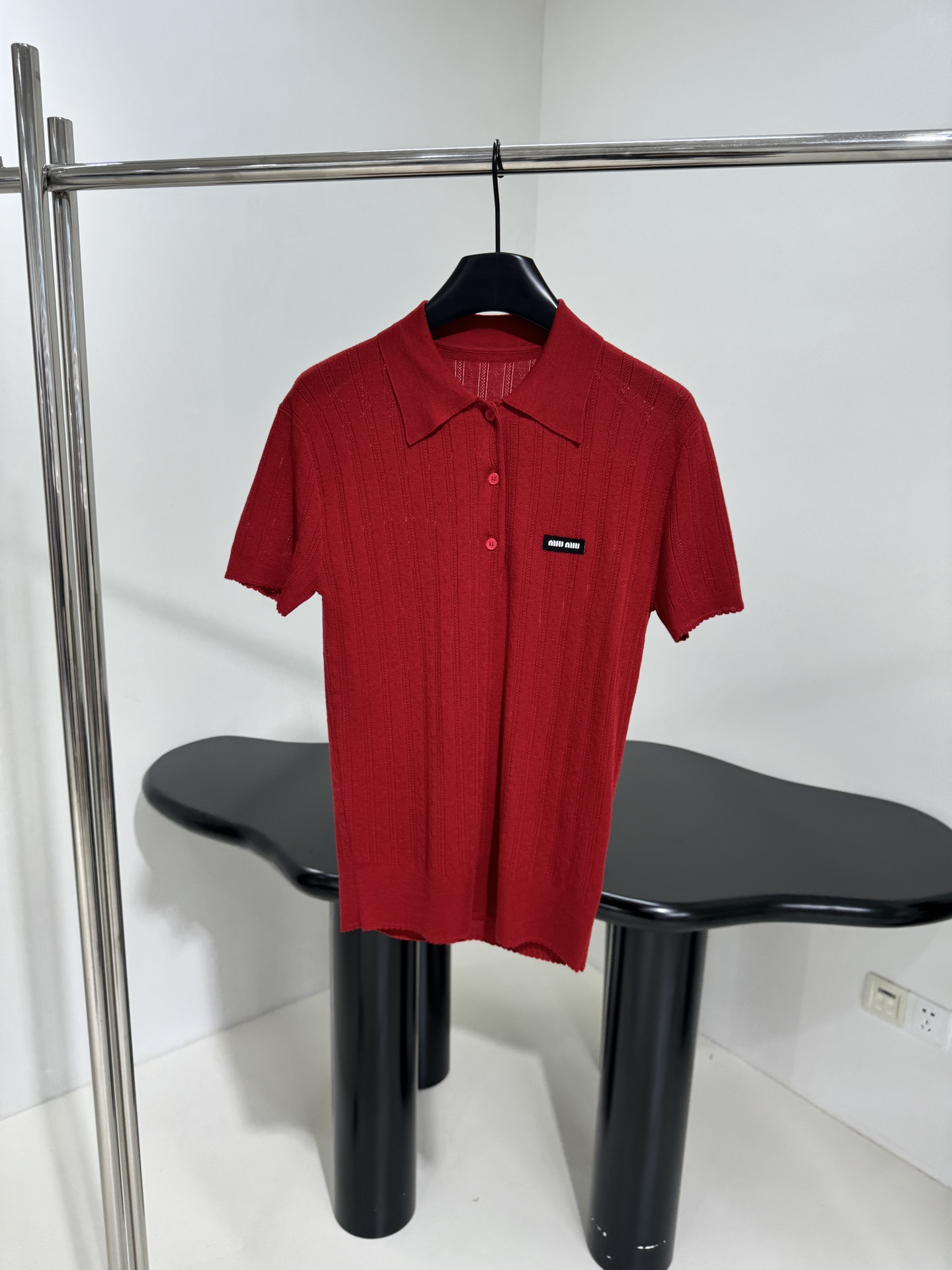 𝑚𝑖𝑢～新品羊毛Polo衫
柔软羊毛面料制作
饰品牌标识贴饰
Polo领口 纽扣开合
波浪针织饰边
修身