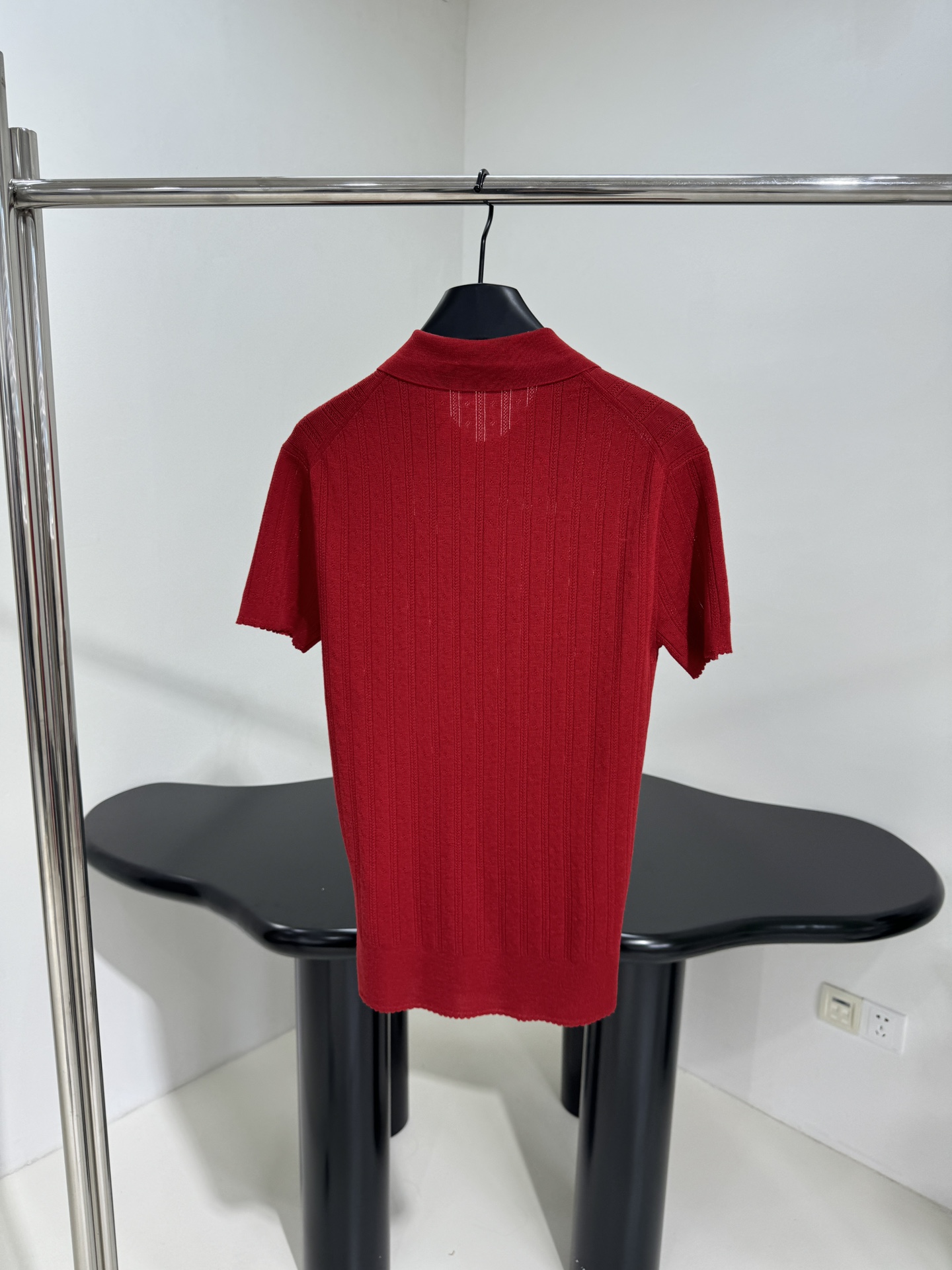 𝑚𝑖𝑢～新品羊毛Polo衫
柔软羊毛面料制作
饰品牌标识贴饰
Polo领口 纽扣开合
波浪针织饰边
修身