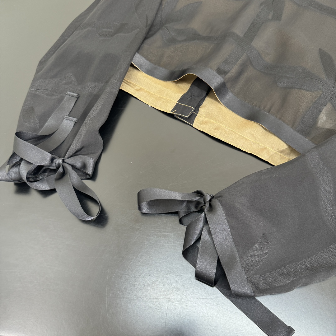 小香新品刺绣丝绸套装
进口丝绸面料制作
饰蝴蝶结图案刺绣
卡其色丝绸内衬
背后纽扣开合
丝带袖口

丝绸