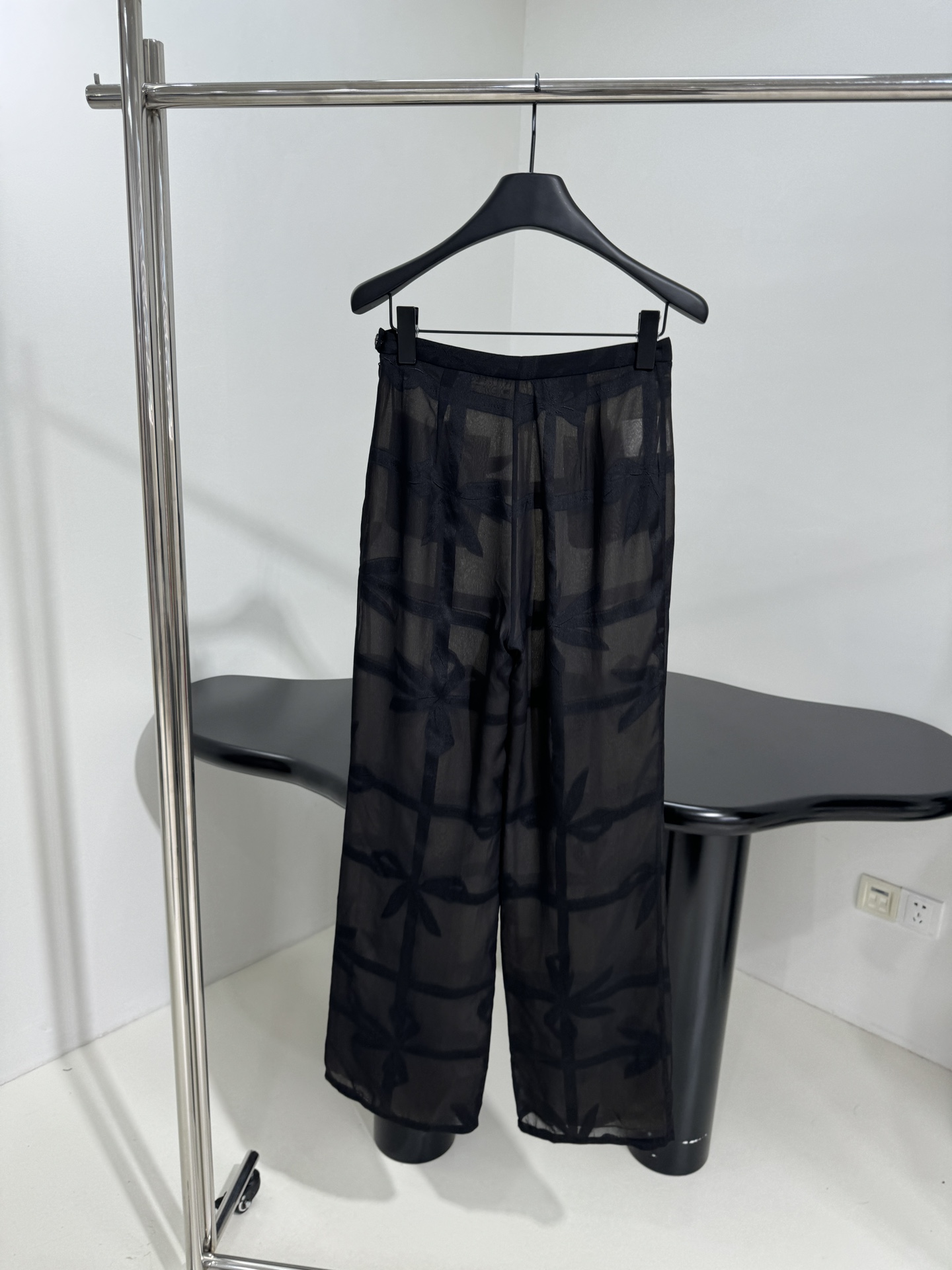 小香新品刺绣丝绸衬衫套装
进口丝绸面料制作
饰蝴蝶结图案刺绣
半透明可搭配内衬
衬衫领口 纽扣开合
轻薄
