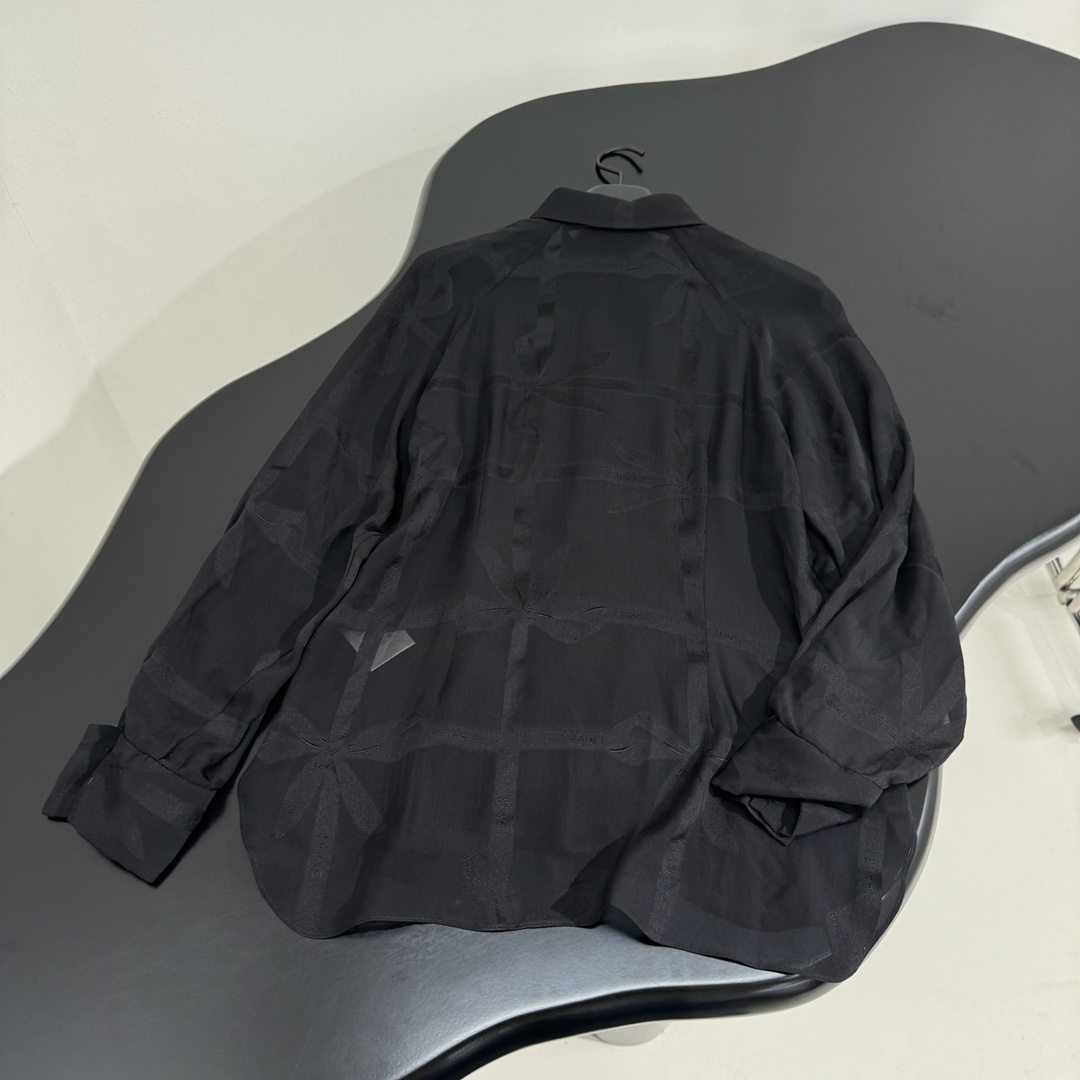 小香新品刺绣丝绸衬衫套装
进口丝绸面料制作
饰蝴蝶结图案刺绣
半透明可搭配内衬
衬衫领口 纽扣开合
轻薄