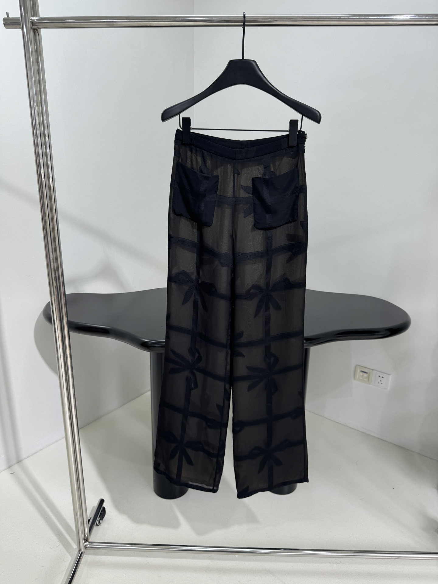 小香新品刺绣丝绸衬衫套装
进口丝绸面料制作
饰蝴蝶结图案刺绣
半透明可搭配内衬
衬衫领口 纽扣开合
轻薄