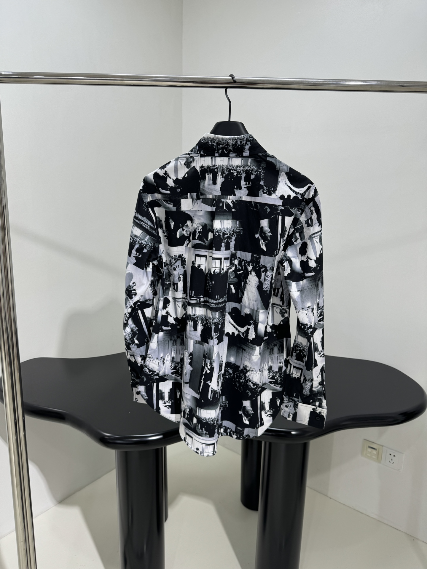 𝐷𝑖𝑜*新品府绸印花衬衫
黑色棉府绸面料制作
全副照片拼接图案
经典衬衫版型
曲线弧形下摆
纽扣开合
男