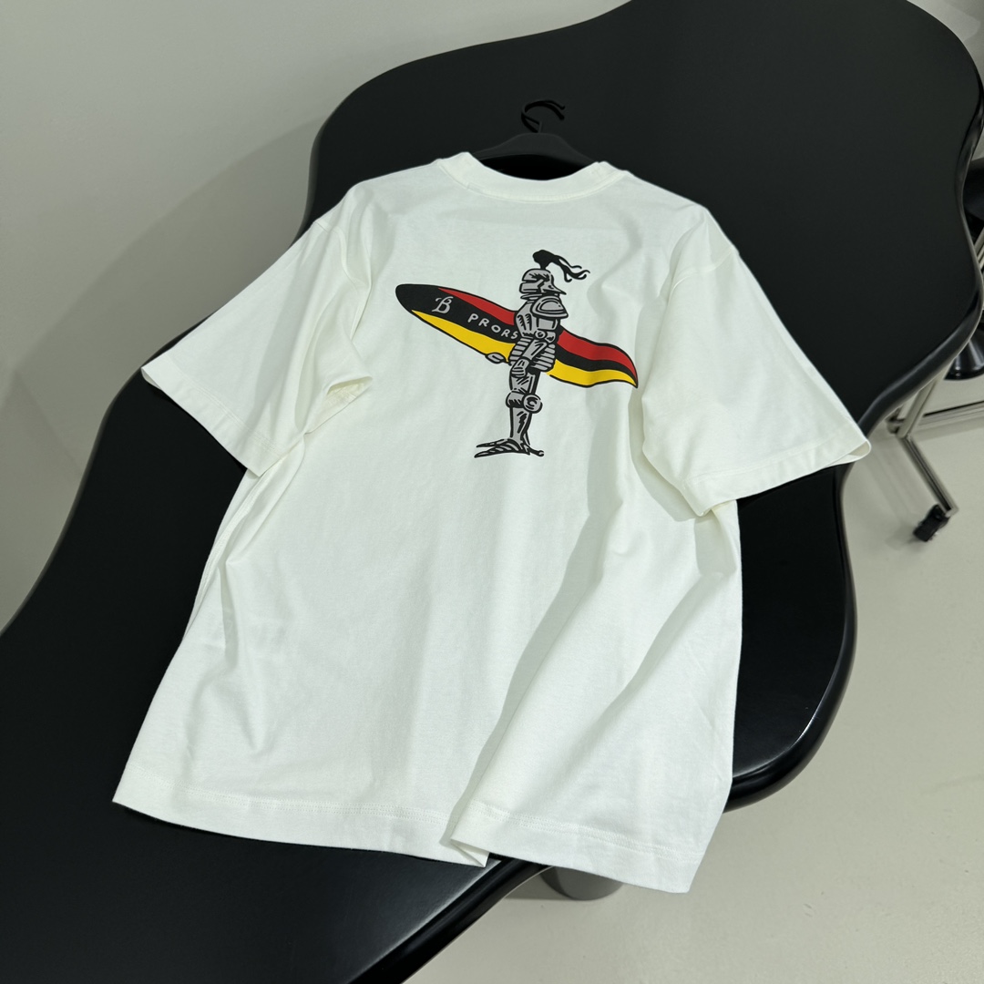 𝐵𝑢𝑟𝑏𝑒𝑟𝑟*25新品冲浪风格马术骑士图案棉质 T 恤
选用棉质平纹针织面料打造
饰航海结与品牌马术骑