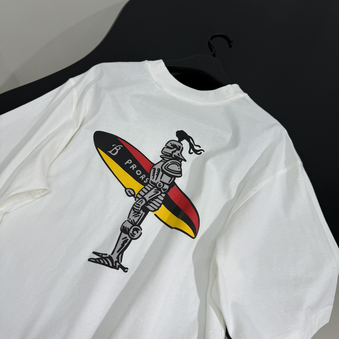 𝐵𝑢𝑟𝑏𝑒𝑟𝑟*25新品冲浪风格马术骑士图案棉质 T 恤
选用棉质平纹针织面料打造
饰航海结与品牌马术骑