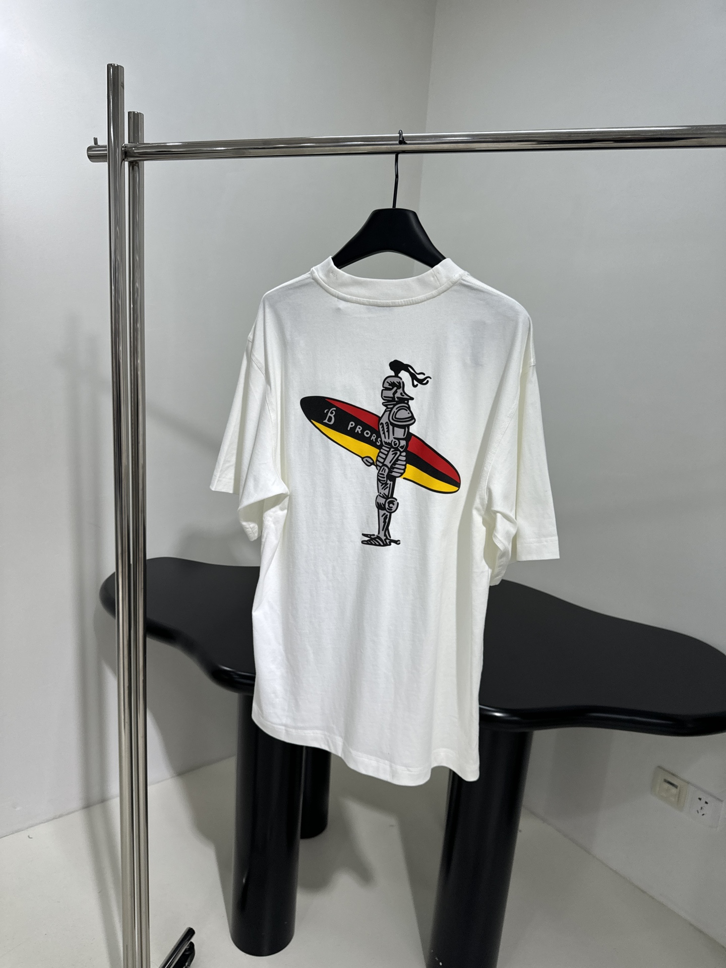 𝐵𝑢𝑟𝑏𝑒𝑟𝑟*25新品冲浪风格马术骑士图案棉质 T 恤
选用棉质平纹针织面料打造
饰航海结与品牌马术骑