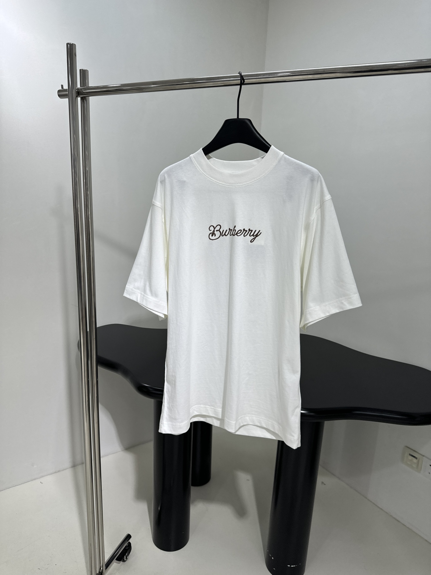 𝐵𝑢𝑟𝑏𝑒𝑟𝑟*25新品冲浪风格马术骑士图案棉质 T 恤
选用棉质平纹针织面料打造
饰航海结与品牌马术骑
