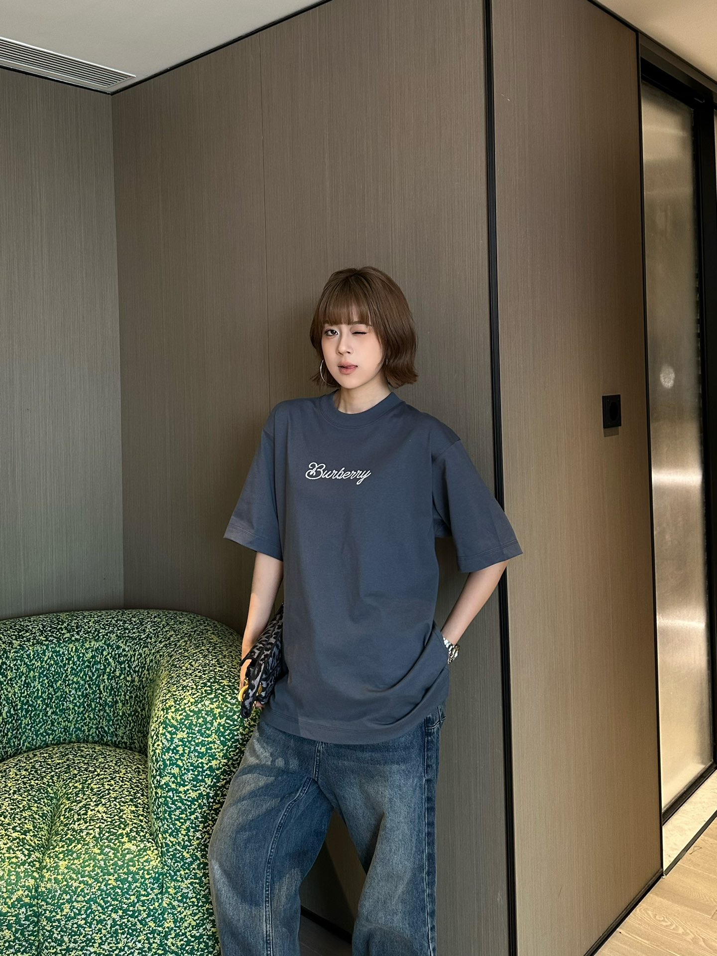 NO:325105,Bulk Burb*rry 25Ss spring and summer new products, surf style equestrian knight pattern cotton T-shirt | Exclusive high-end production!  Made of cotton jersey fabric, sea knots and brand equestrian knight logo embroidery, ribbed cuffs and hem, loose fit, same style for men and women, on-site S/M/L,,burberry,tees,t-shirt,alexander wang19860909批 Burb*rry 25Ss春夏新品 冲浪风格马术骑士图案棉质T恤丨独家高版出品！选用棉质平纹针织面料打造 饰航海结与品牌马术骑士徽标刺绣 罗纹袖口和下摆 宽松版型 男女同款 现货发售 S/M/L,,burberry,tees，t-shirt,alexander wang,Women's clothing