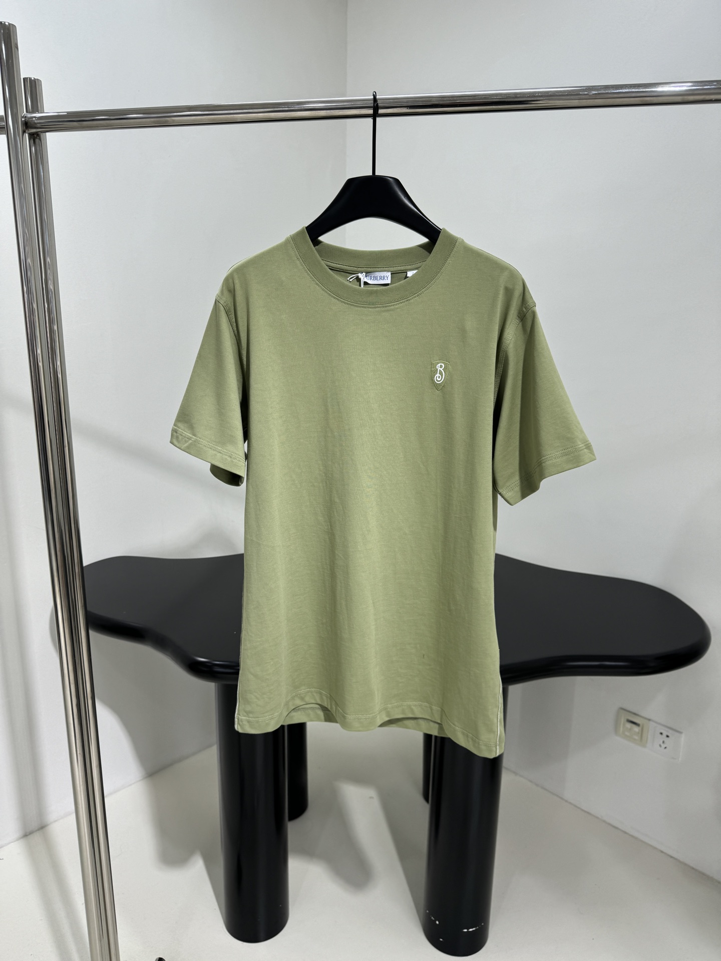 𝐵𝑢𝑟𝑏𝑒𝑟𝑟*25新品刺绣棉质 T 恤
选用棉质平纹针织面料打造
饰品牌徽标刺绣图案
撞色明线饰边
罗