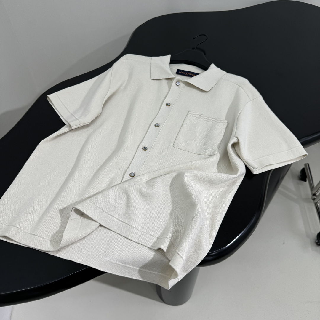路易#新品MONOGRAM 毛衣针织开衫
羊毛混纺针织面料
提花针织工艺呈现立体品牌标识图案
Polo领