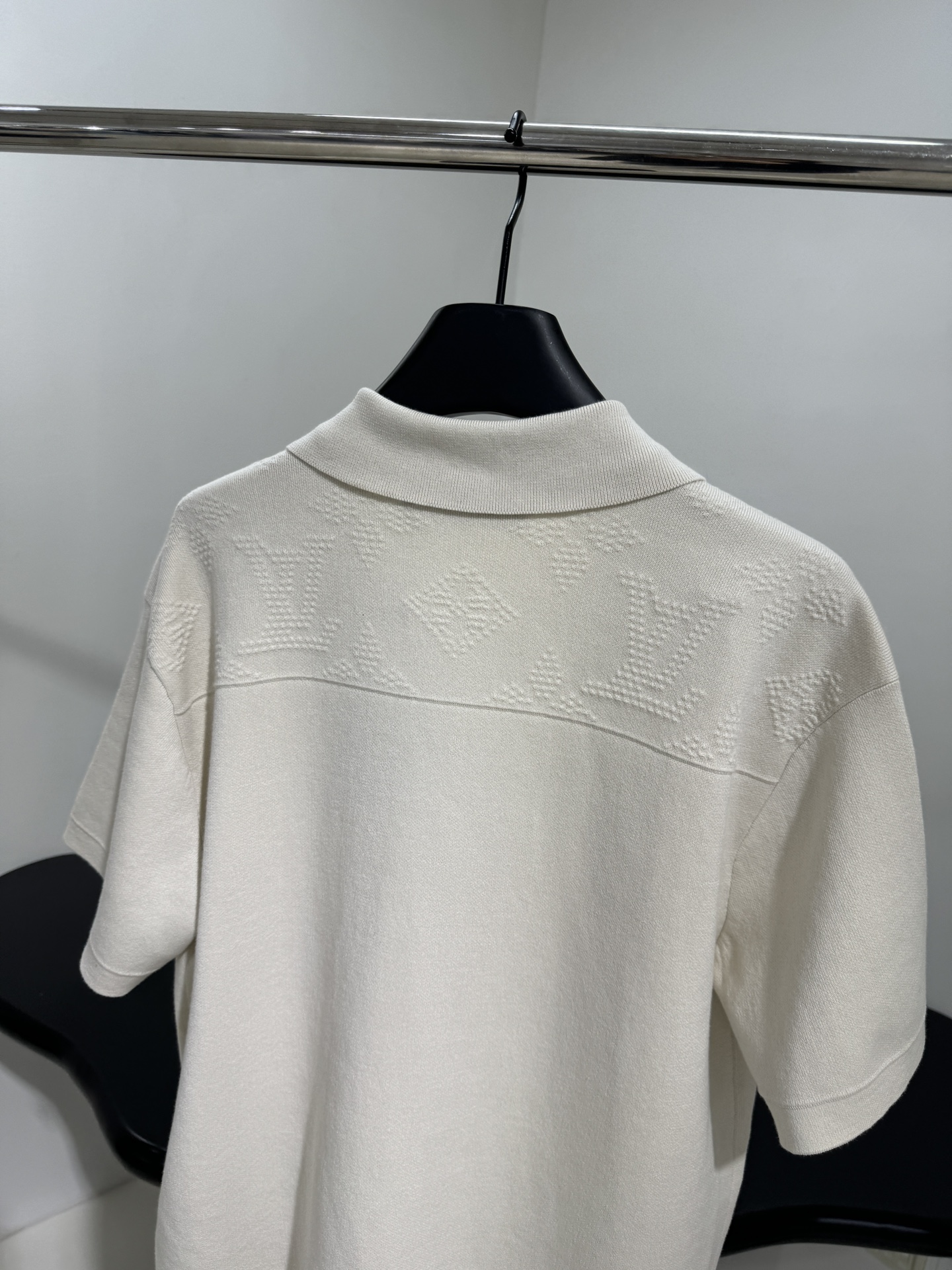 路易#新品MONOGRAM 毛衣针织开衫
羊毛混纺针织面料
提花针织工艺呈现立体品牌标识图案
Polo领