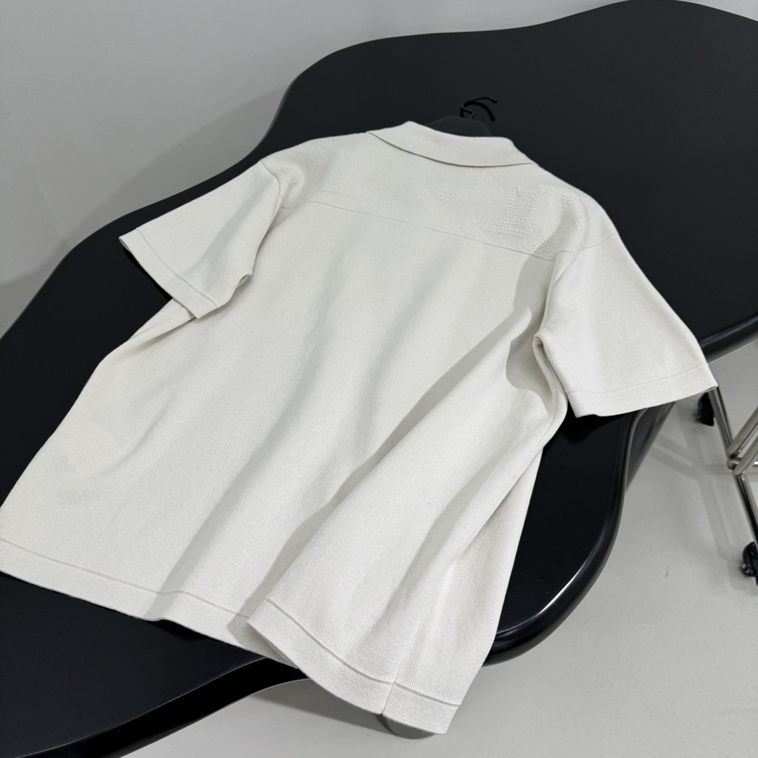 路易#新品MONOGRAM 毛衣针织开衫
羊毛混纺针织面料
提花针织工艺呈现立体品牌标识图案
Polo领