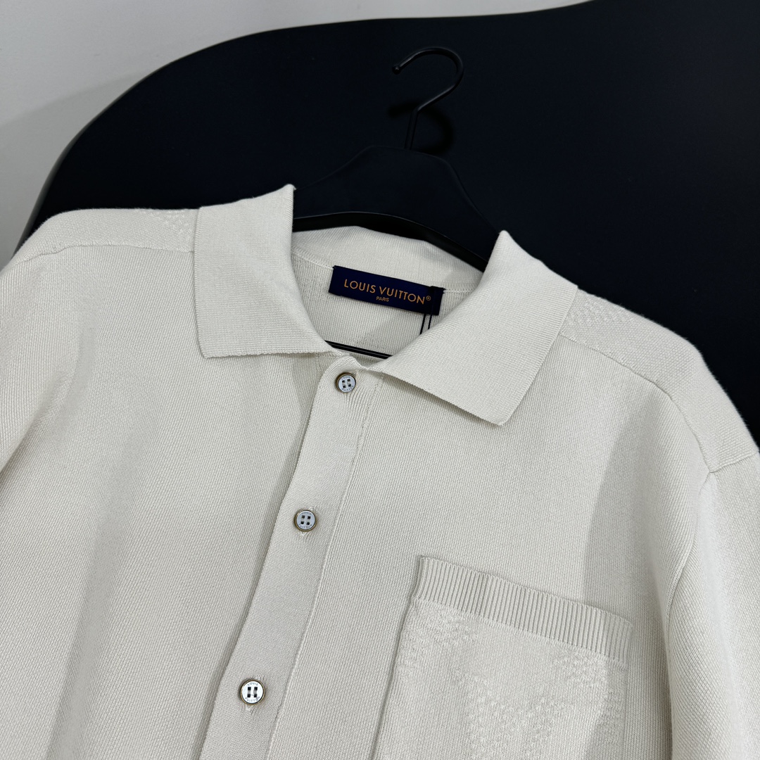 路易#新品MONOGRAM 毛衣针织开衫
羊毛混纺针织面料
提花针织工艺呈现立体品牌标识图案
Polo领