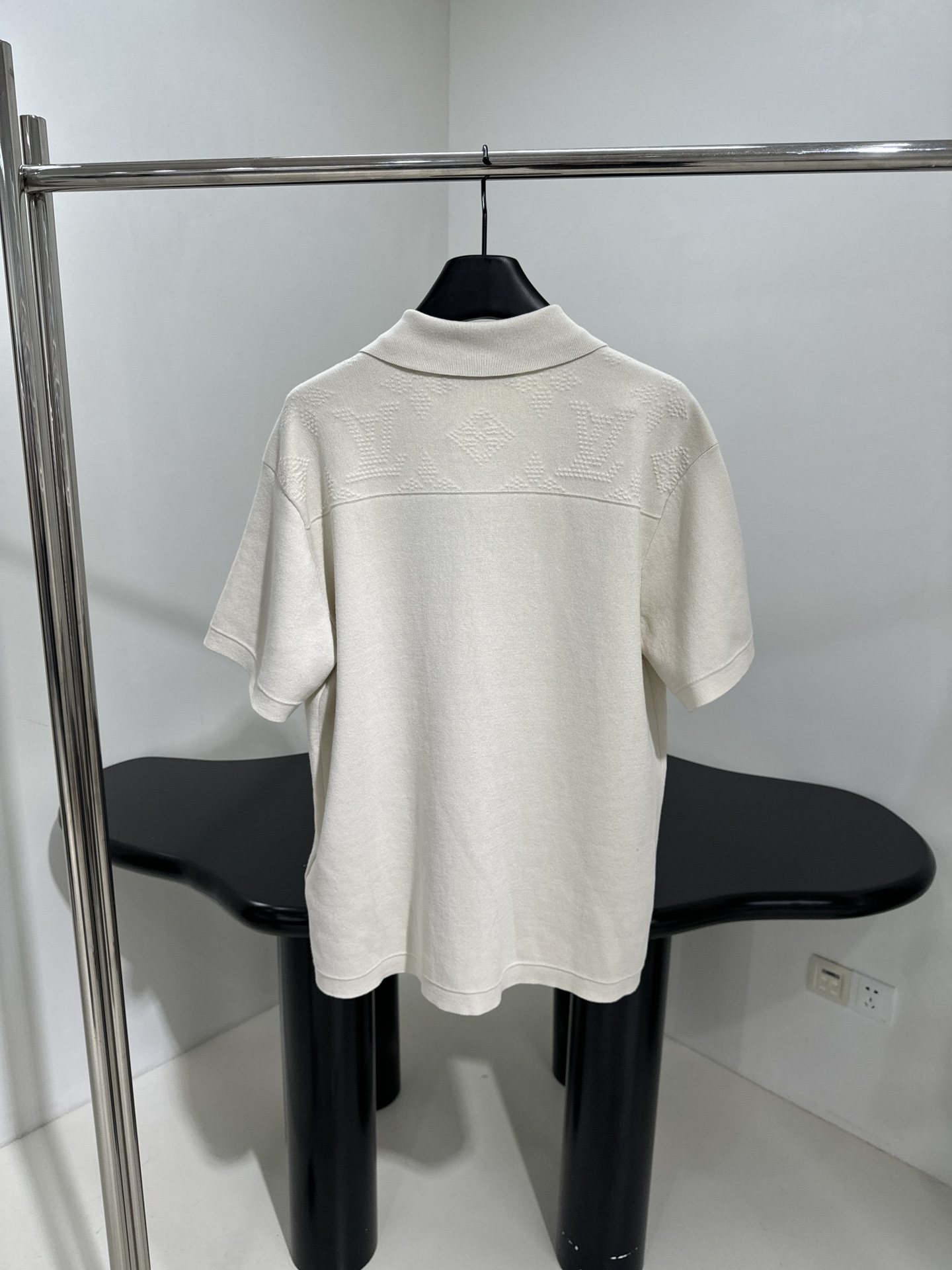 路易#新品MONOGRAM 毛衣针织开衫
羊毛混纺针织面料
提花针织工艺呈现立体品牌标识图案
Polo领