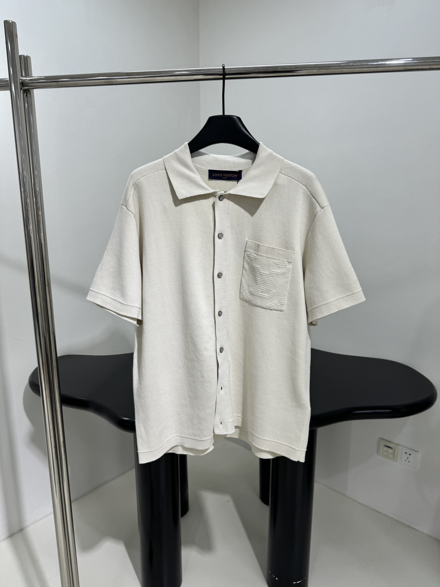 路易#新品MONOGRAM 毛衣针织开衫
羊毛混纺针织面料
提花针织工艺呈现立体品牌标识图案
Polo领