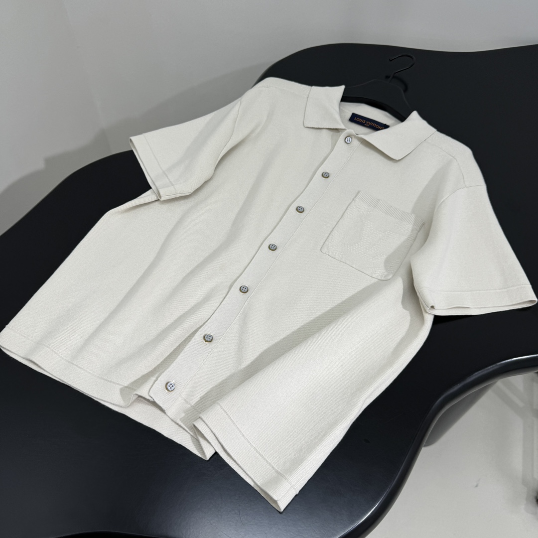 路易#新品MONOGRAM 毛衣针织开衫
羊毛混纺针织面料
提花针织工艺呈现立体品牌标识图案
Polo领