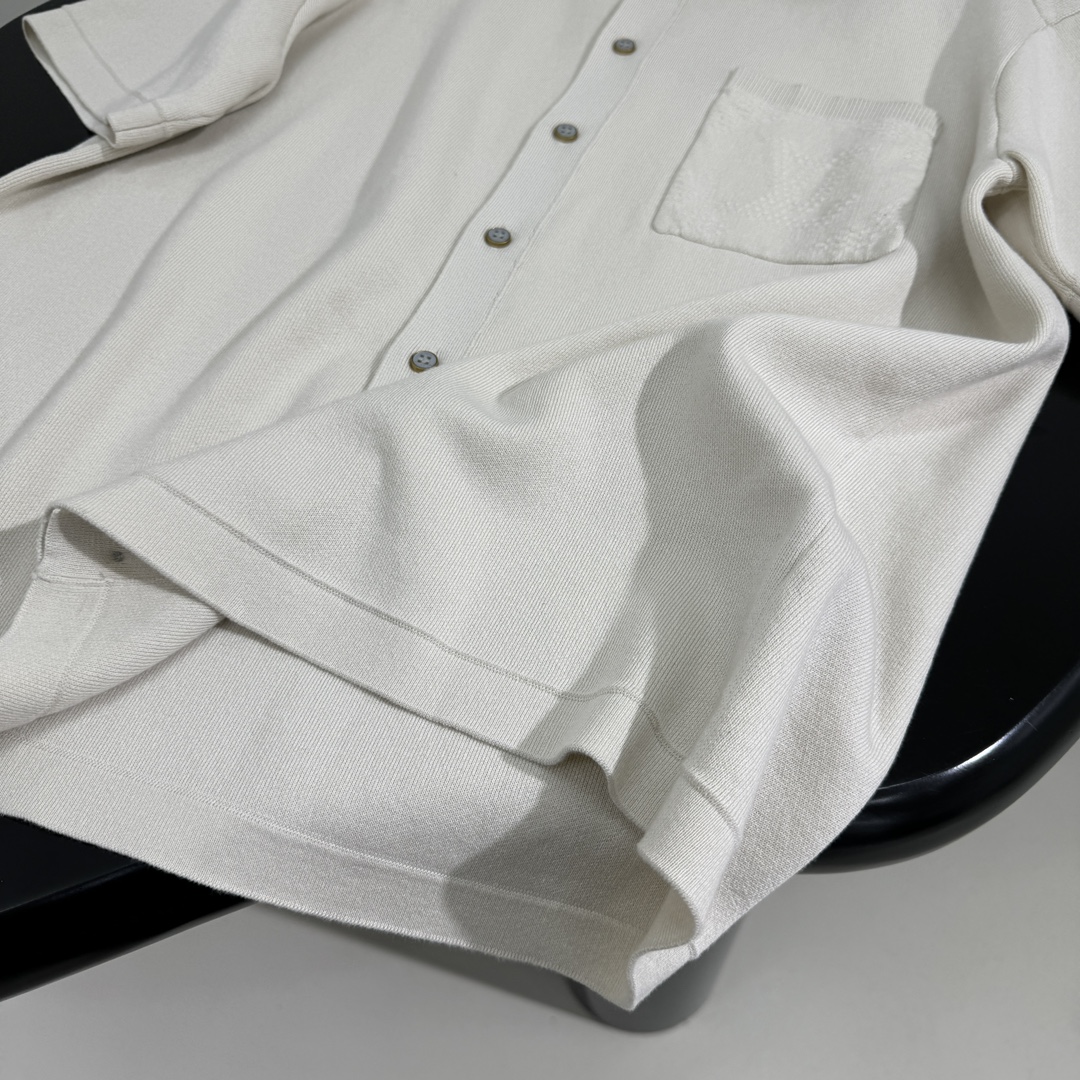 路易#新品MONOGRAM 毛衣针织开衫
羊毛混纺针织面料
提花针织工艺呈现立体品牌标识图案
Polo领