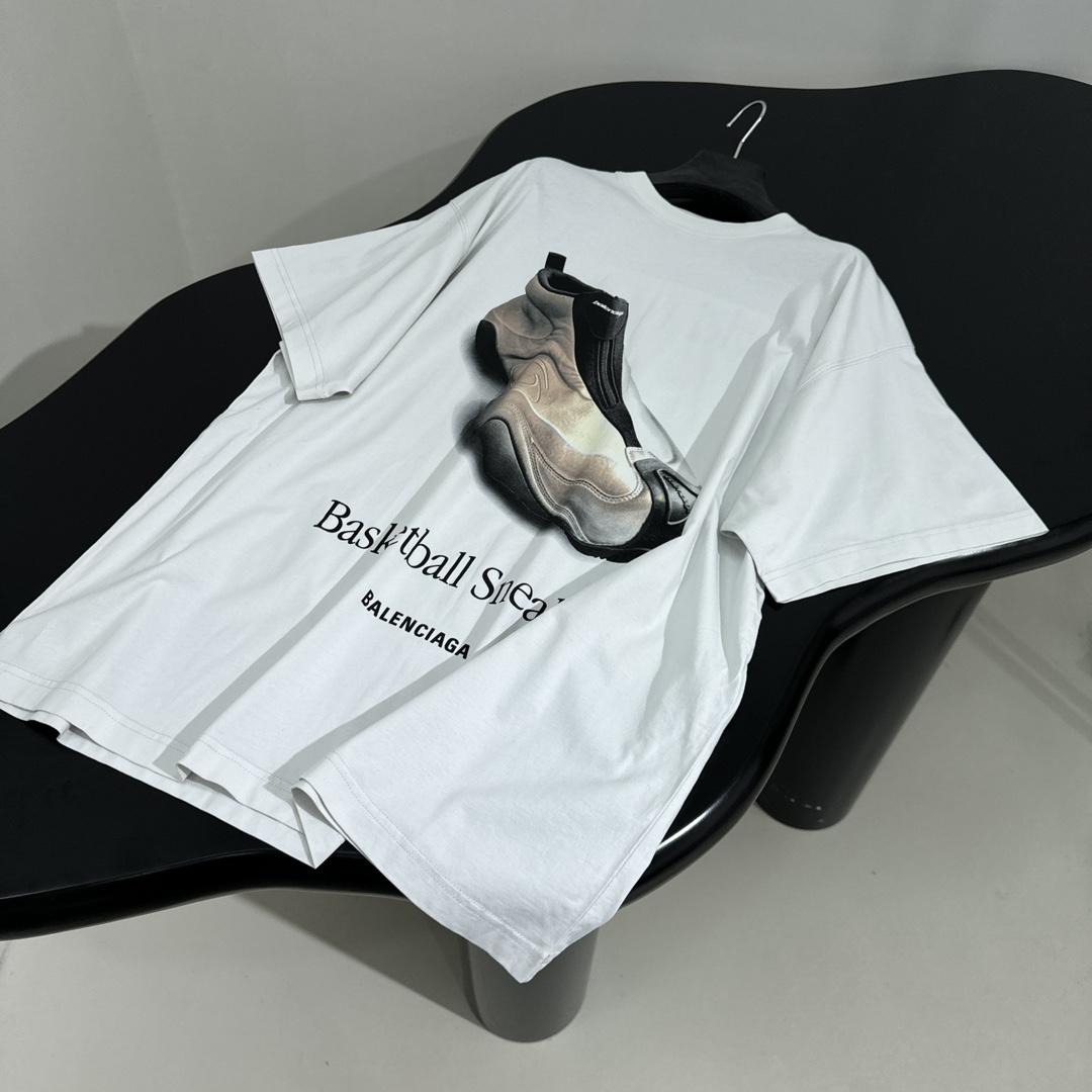 𝐵𝑎𝑙𝑒𝑛𝑐𝑖𝑎𝑔*早春新品BASKETBALL SNEAKER廓形T恤
同源平纹针织面料
正面和背面饰