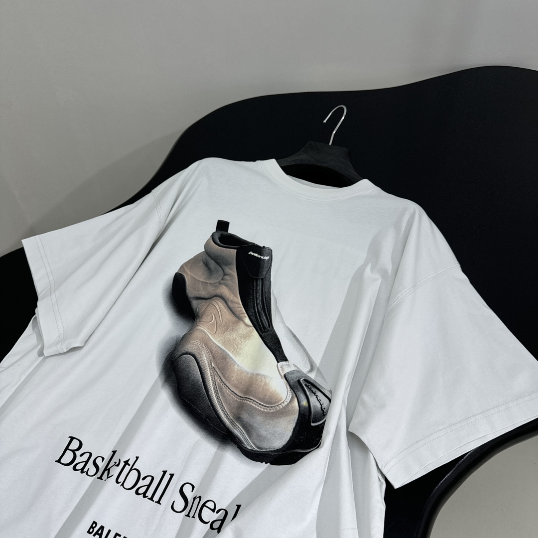 𝐵𝑎𝑙𝑒𝑛𝑐𝑖𝑎𝑔*早春新品BASKETBALL SNEAKER廓形T恤
同源平纹针织面料
正面和背面饰