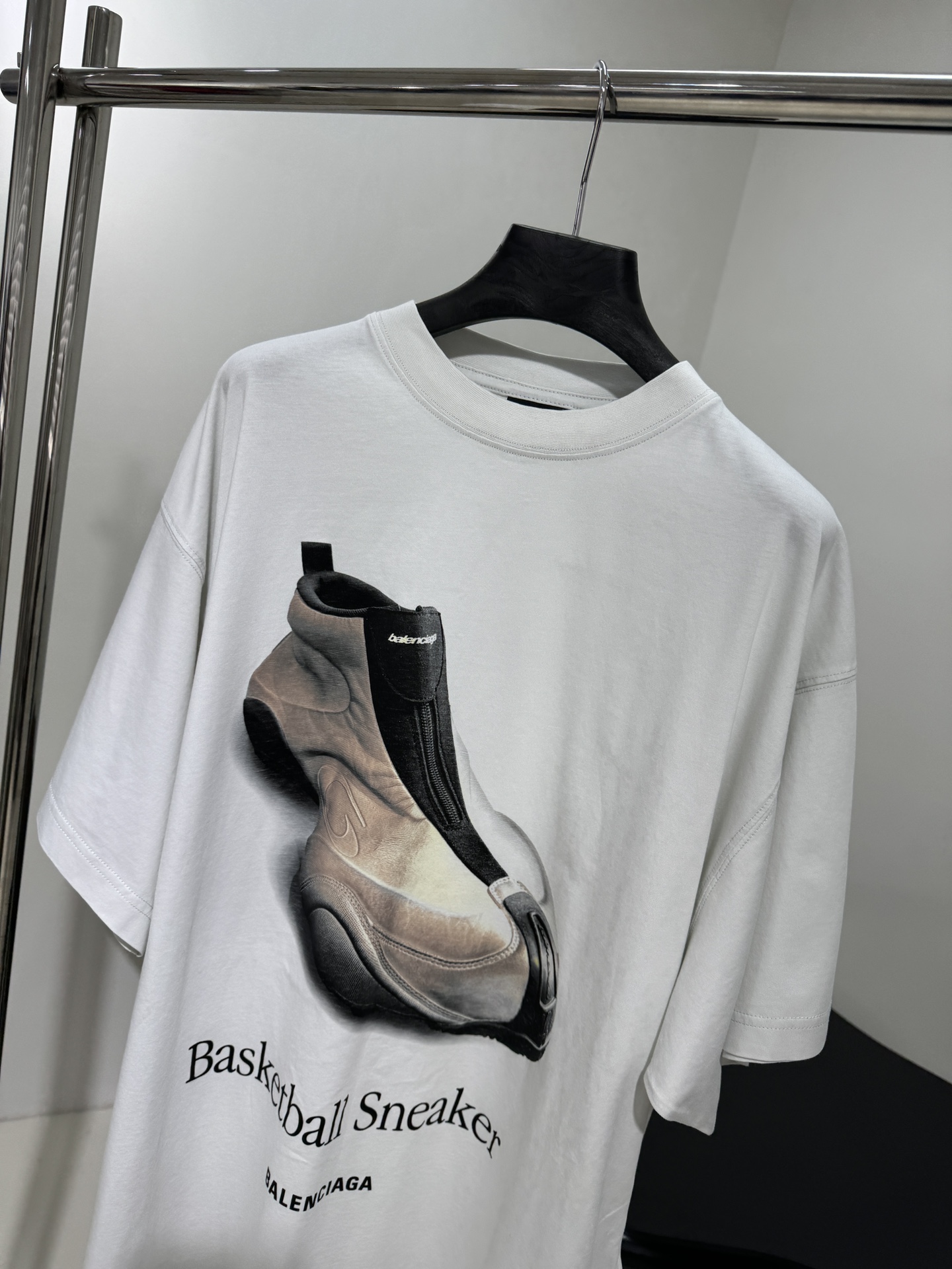 𝐵𝑎𝑙𝑒𝑛𝑐𝑖𝑎𝑔*早春新品BASKETBALL SNEAKER廓形T恤
同源平纹针织面料
正面和背面饰
