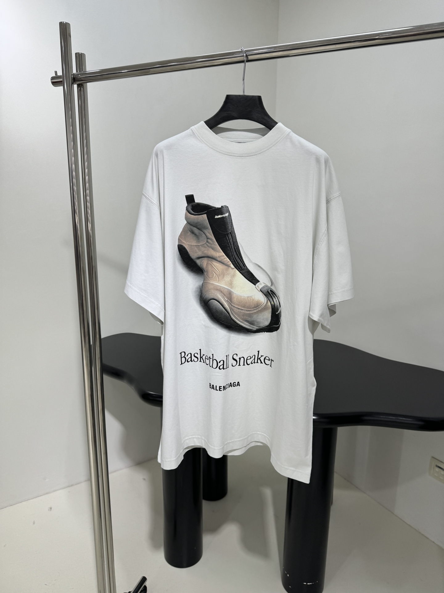 𝐵𝑎𝑙𝑒𝑛𝑐𝑖𝑎𝑔*早春新品BASKETBALL SNEAKER廓形T恤
同源平纹针织面料
正面和背面饰
