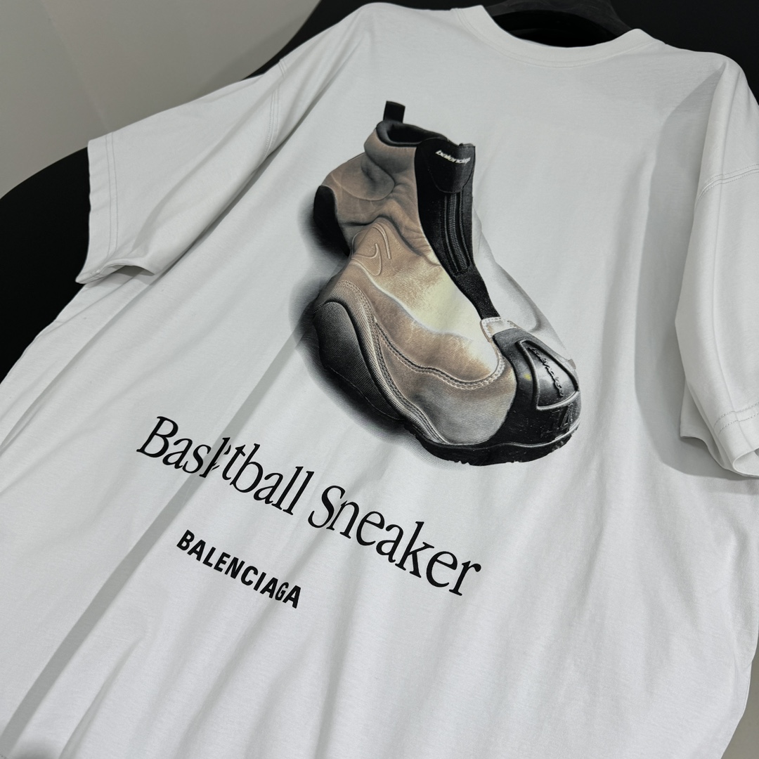 𝐵𝑎𝑙𝑒𝑛𝑐𝑖𝑎𝑔*早春新品BASKETBALL SNEAKER廓形T恤
同源平纹针织面料
正面和背面饰
