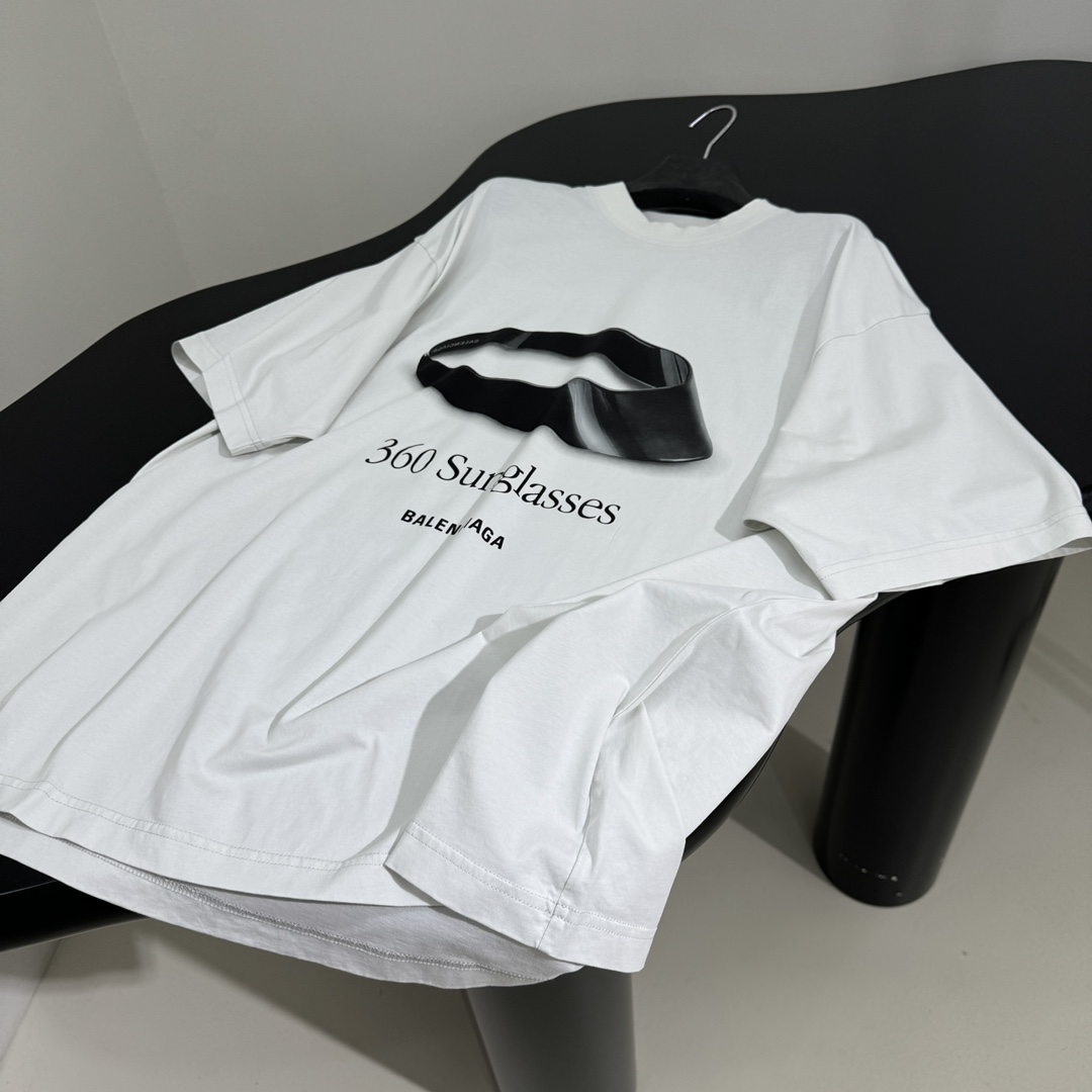 𝐵𝑎𝑙𝑒𝑛𝑐𝑖𝑎𝑔*早春新品360 SUNGLASSES廓形T恤
同源平纹针织面料
正面和背面饰以360