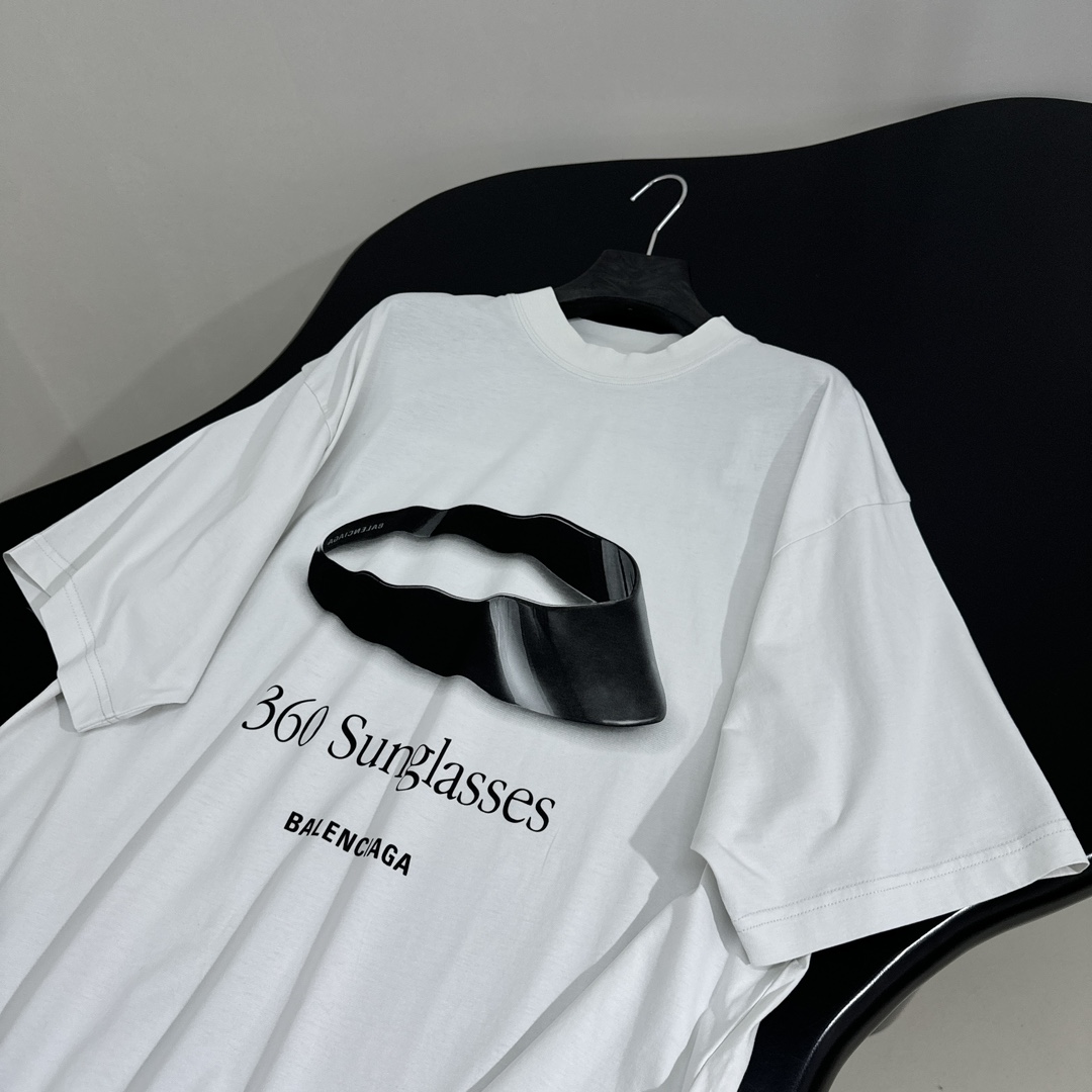 𝐵𝑎𝑙𝑒𝑛𝑐𝑖𝑎𝑔*早春新品360 SUNGLASSES廓形T恤
同源平纹针织面料
正面和背面饰以360