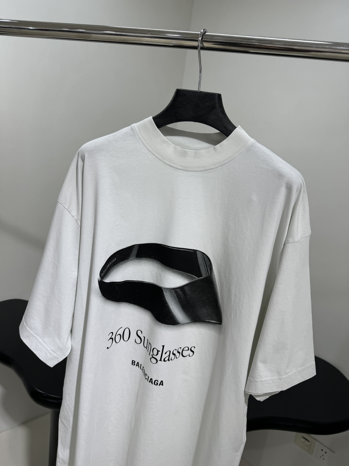 𝐵𝑎𝑙𝑒𝑛𝑐𝑖𝑎𝑔*早春新品360 SUNGLASSES廓形T恤
同源平纹针织面料
正面和背面饰以360