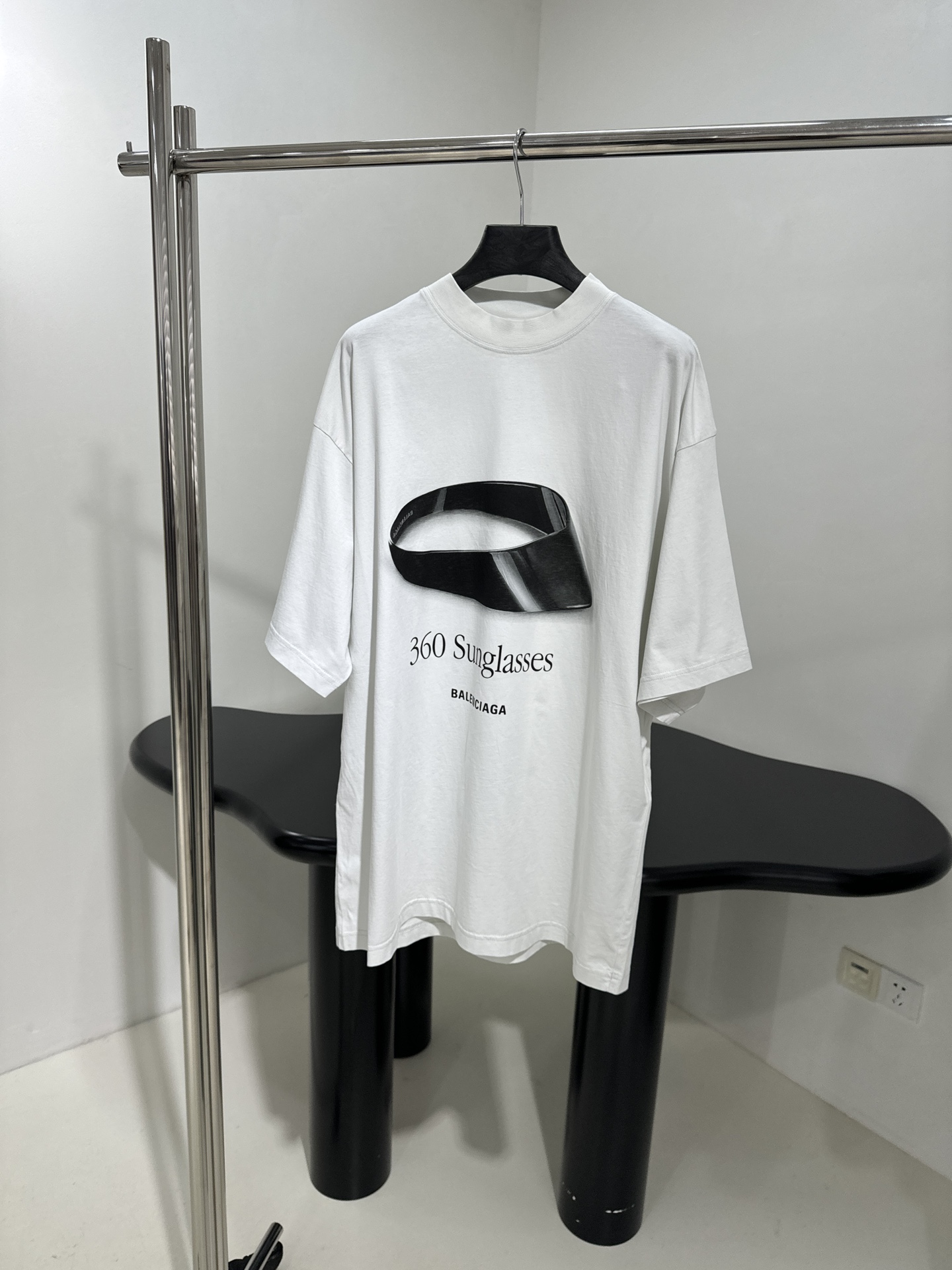 𝐵𝑎𝑙𝑒𝑛𝑐𝑖𝑎𝑔*早春新品360 SUNGLASSES廓形T恤
同源平纹针织面料
正面和背面饰以360