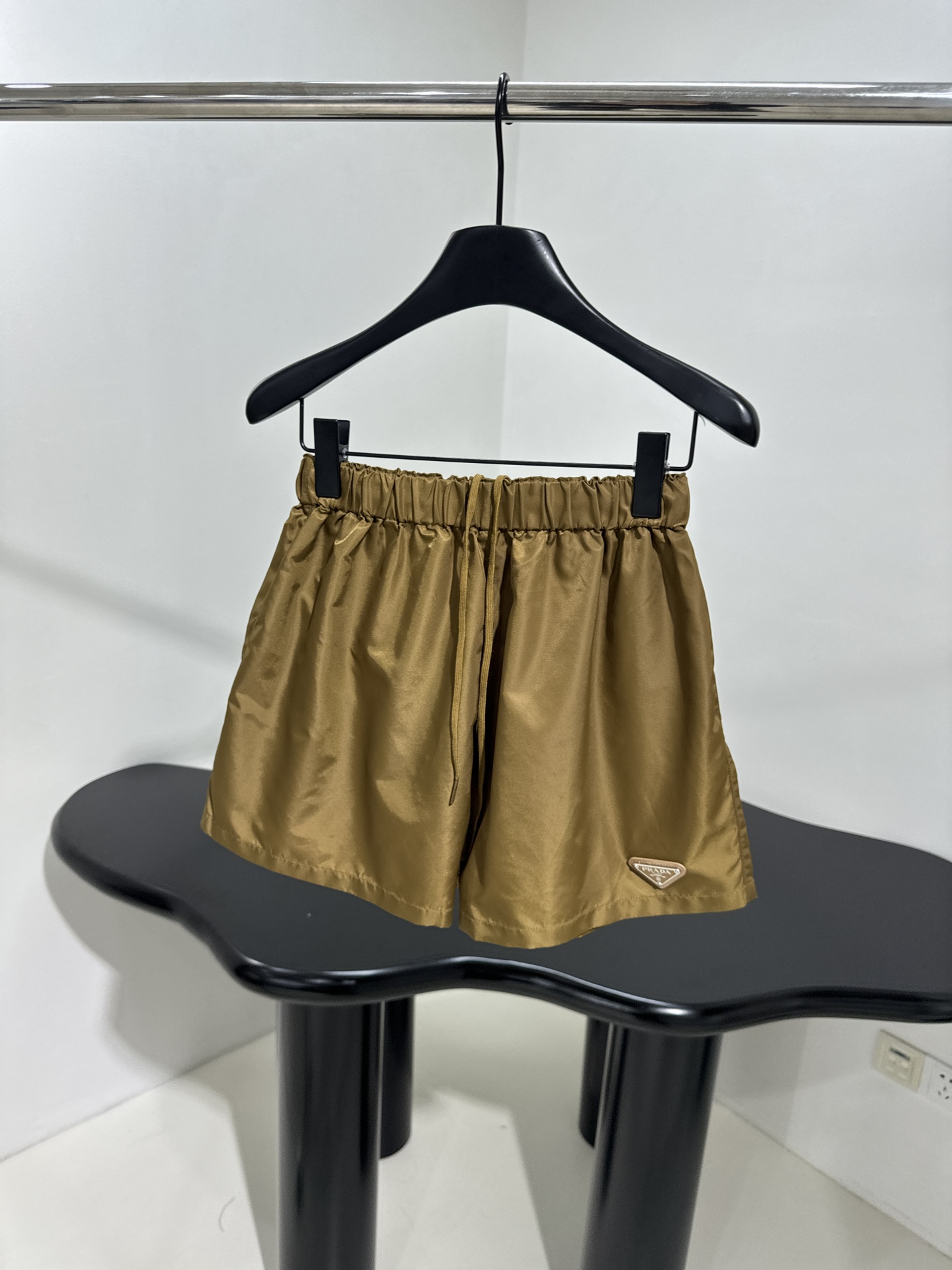 𝑃𝑟𝑎𝑑*25新品Re-Nylon夹克套装
这款再生尼龙（Re-Nylon）夹克融合工装元素与精致细节
