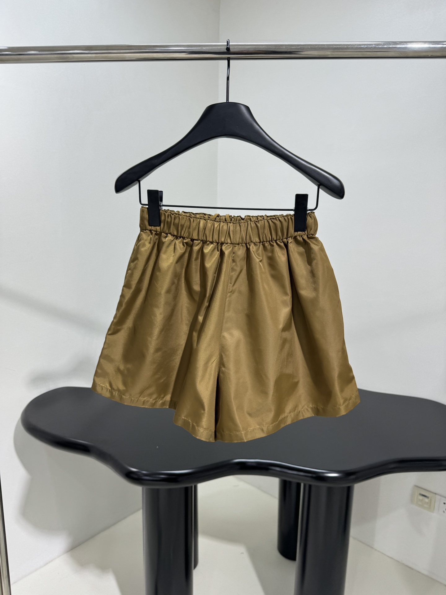 𝑃𝑟𝑎𝑑*25新品Re-Nylon夹克套装
这款再生尼龙（Re-Nylon）夹克融合工装元素与精致细节
