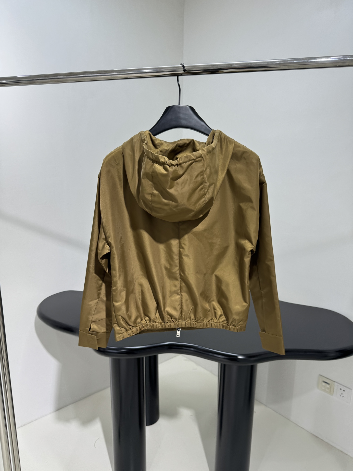 𝑃𝑟𝑎𝑑*25新品Re-Nylon夹克套装
这款再生尼龙（Re-Nylon）夹克融合工装元素与精致细节
