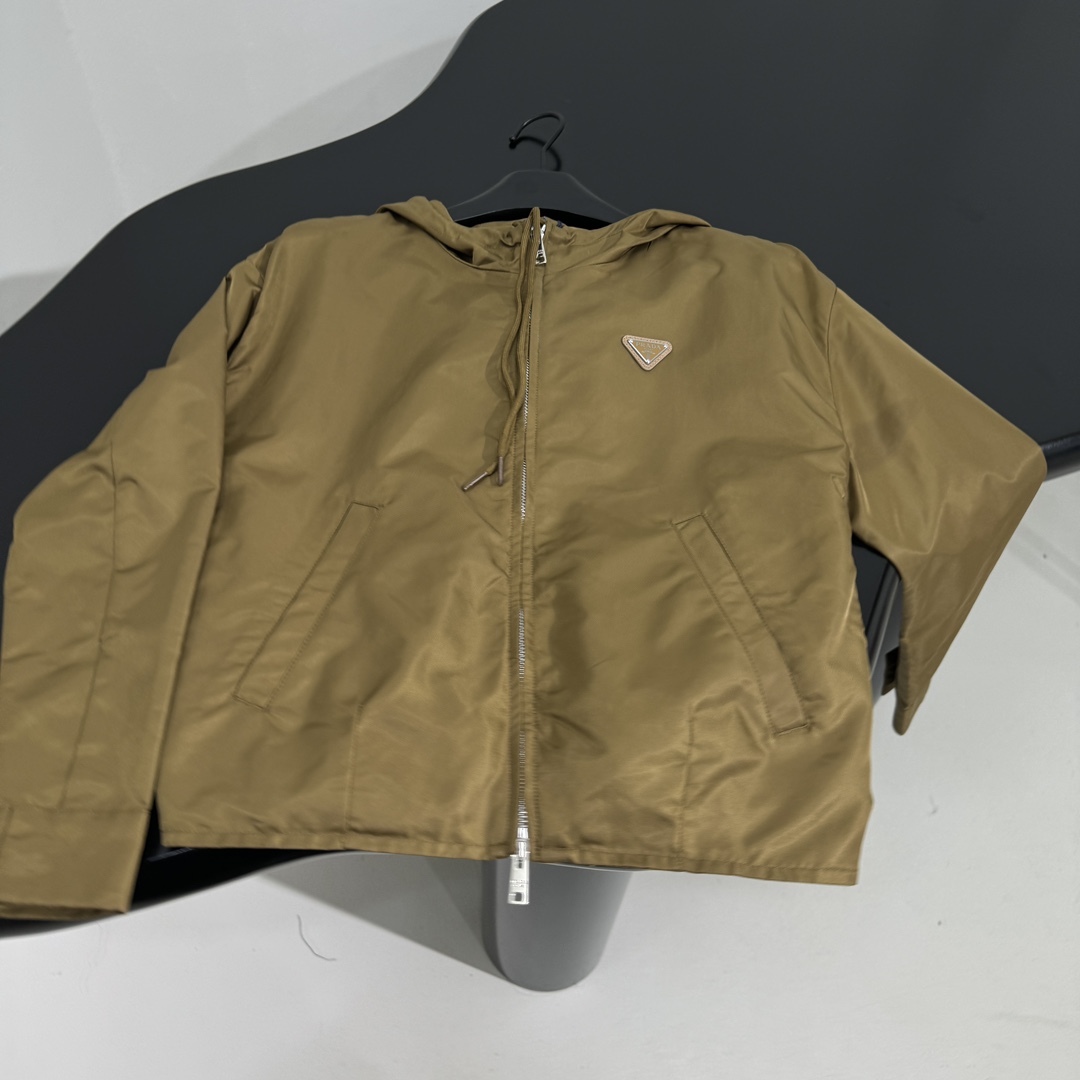 𝑃𝑟𝑎𝑑*25新品Re-Nylon夹克套装
这款再生尼龙（Re-Nylon）夹克融合工装元素与精致细节
