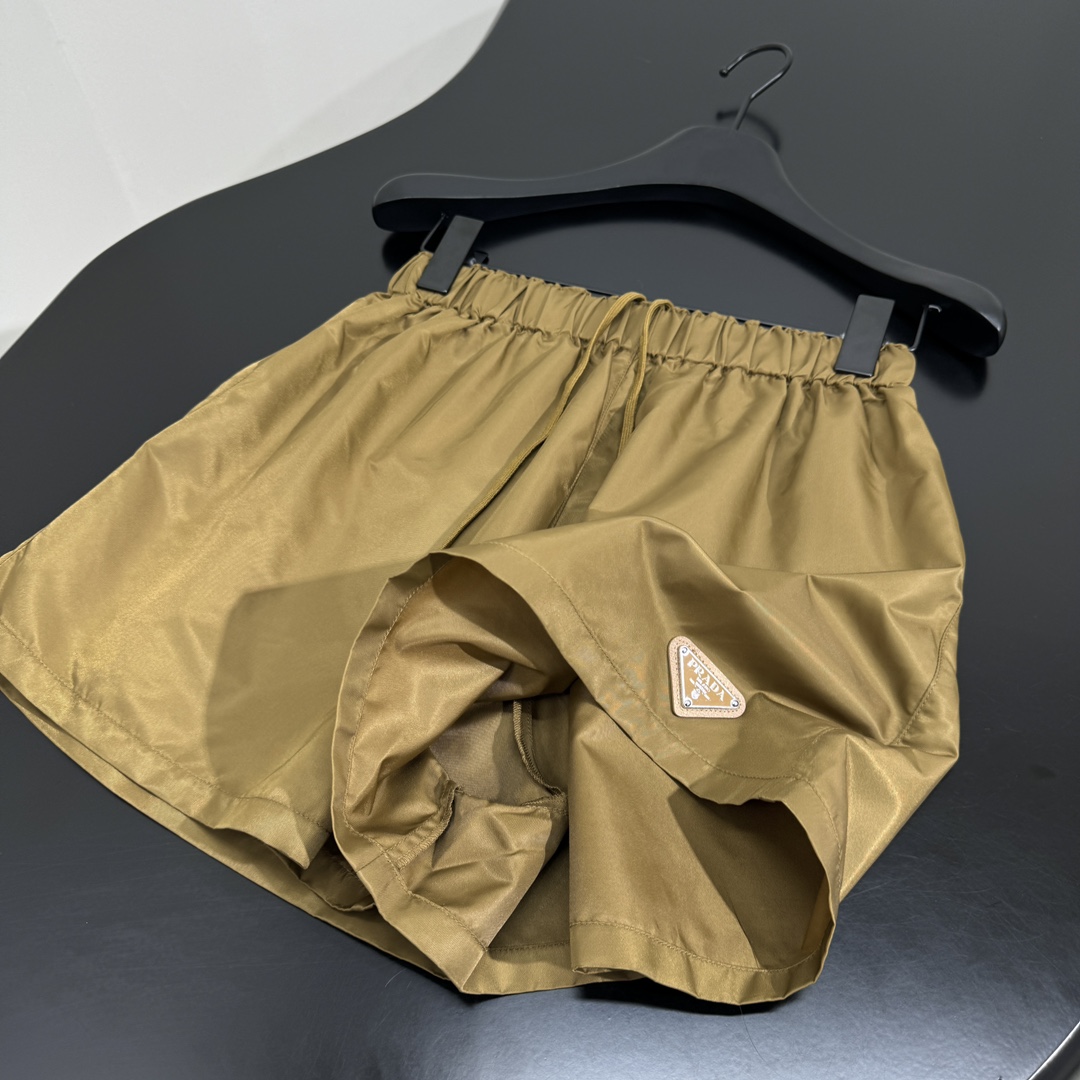 𝑃𝑟𝑎𝑑*25新品Re-Nylon夹克套装
这款再生尼龙（Re-Nylon）夹克融合工装元素与精致细节
