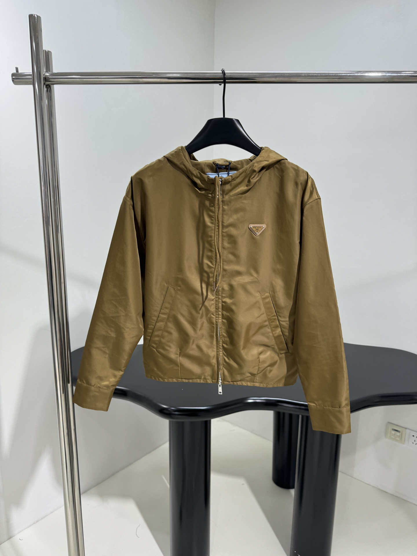 𝑃𝑟𝑎𝑑*25新品Re-Nylon夹克套装
这款再生尼龙（Re-Nylon）夹克融合工装元素与精致细节

