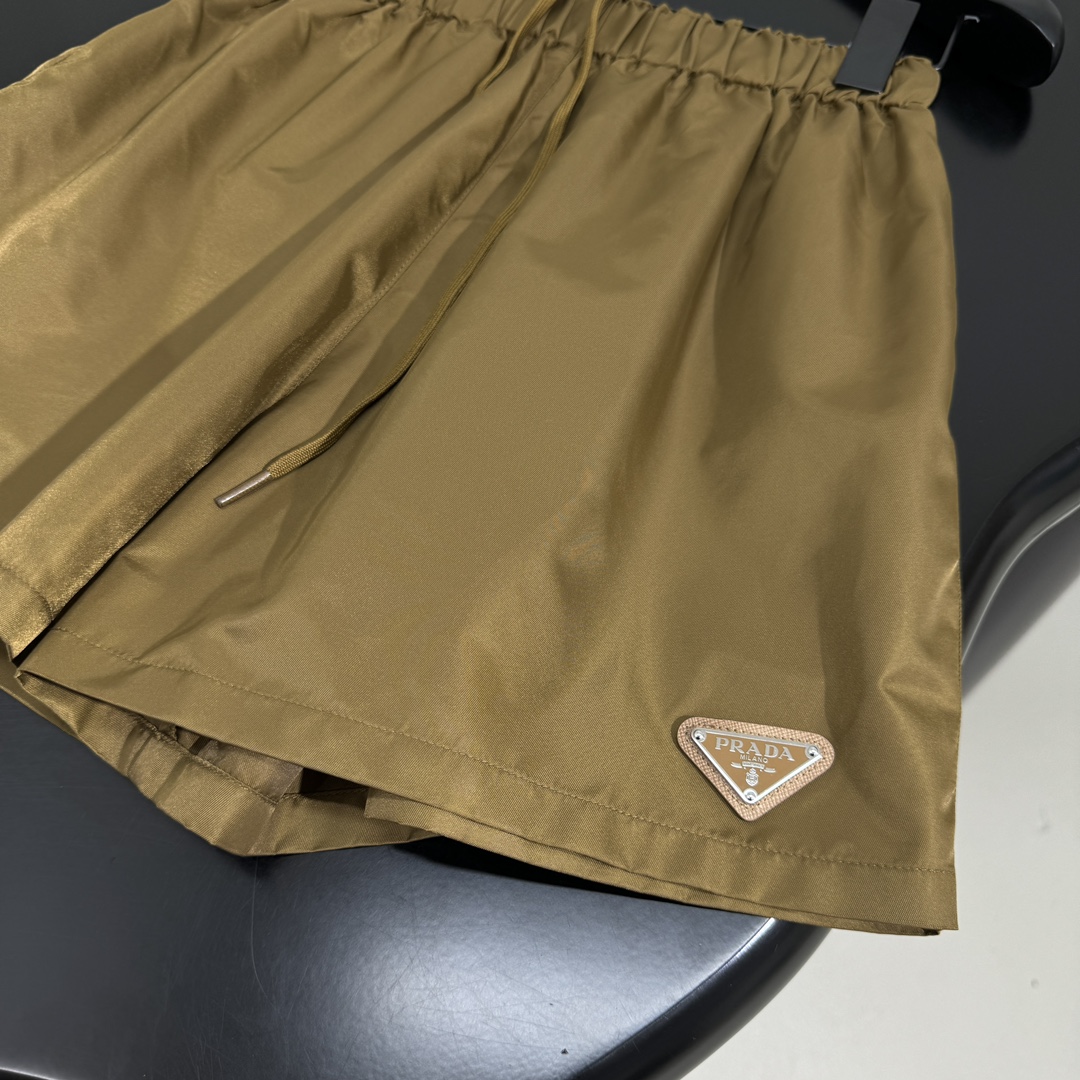 𝑃𝑟𝑎𝑑*25新品Re-Nylon夹克套装
这款再生尼龙（Re-Nylon）夹克融合工装元素与精致细节
