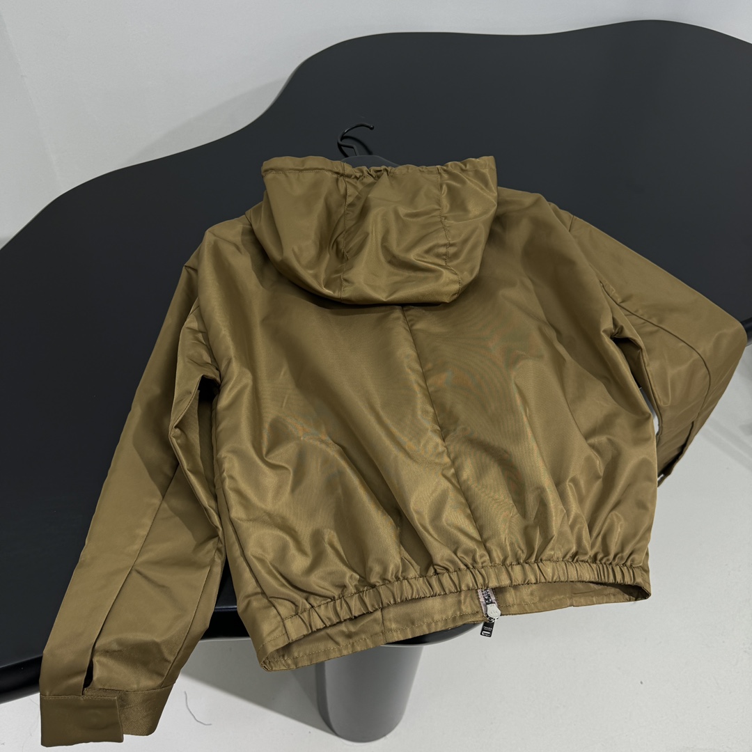 𝑃𝑟𝑎𝑑*25新品Re-Nylon夹克套装
这款再生尼龙（Re-Nylon）夹克融合工装元素与精致细节
