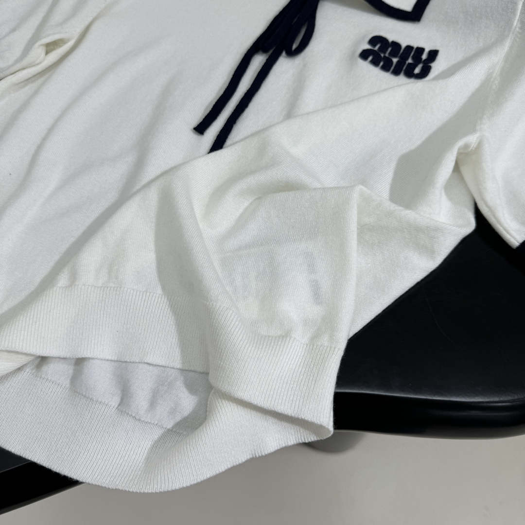 𝑚𝑖𝑢～新品羊毛Polo衫
精仿羊毛面料
饰有撞色品牌标识刺绣徽标
领口点缀黑色飘带
撞色领边和袖口
经