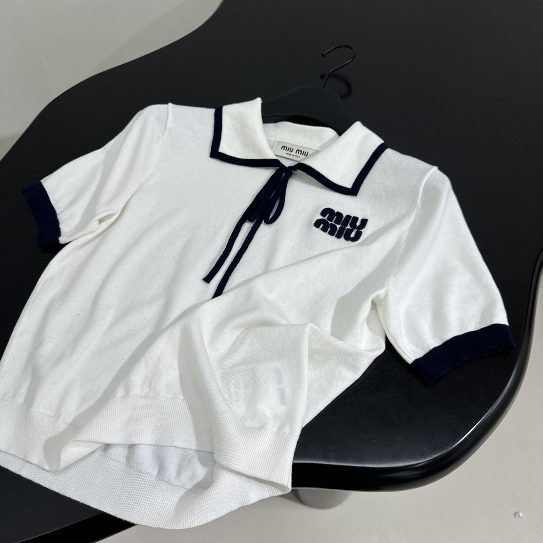 𝑚𝑖𝑢～新品羊毛Polo衫
精仿羊毛面料
饰有撞色品牌标识刺绣徽标
领口点缀黑色飘带
撞色领边和袖口
经