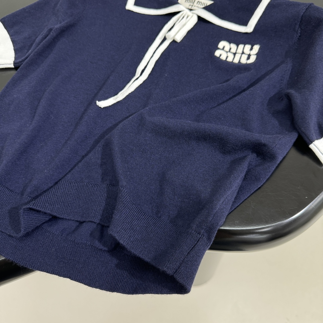 𝑚𝑖𝑢～新品羊毛Polo衫
精仿羊毛面料
饰有撞色品牌标识刺绣徽标
领口点缀白色飘带
撞色领边和袖口
经