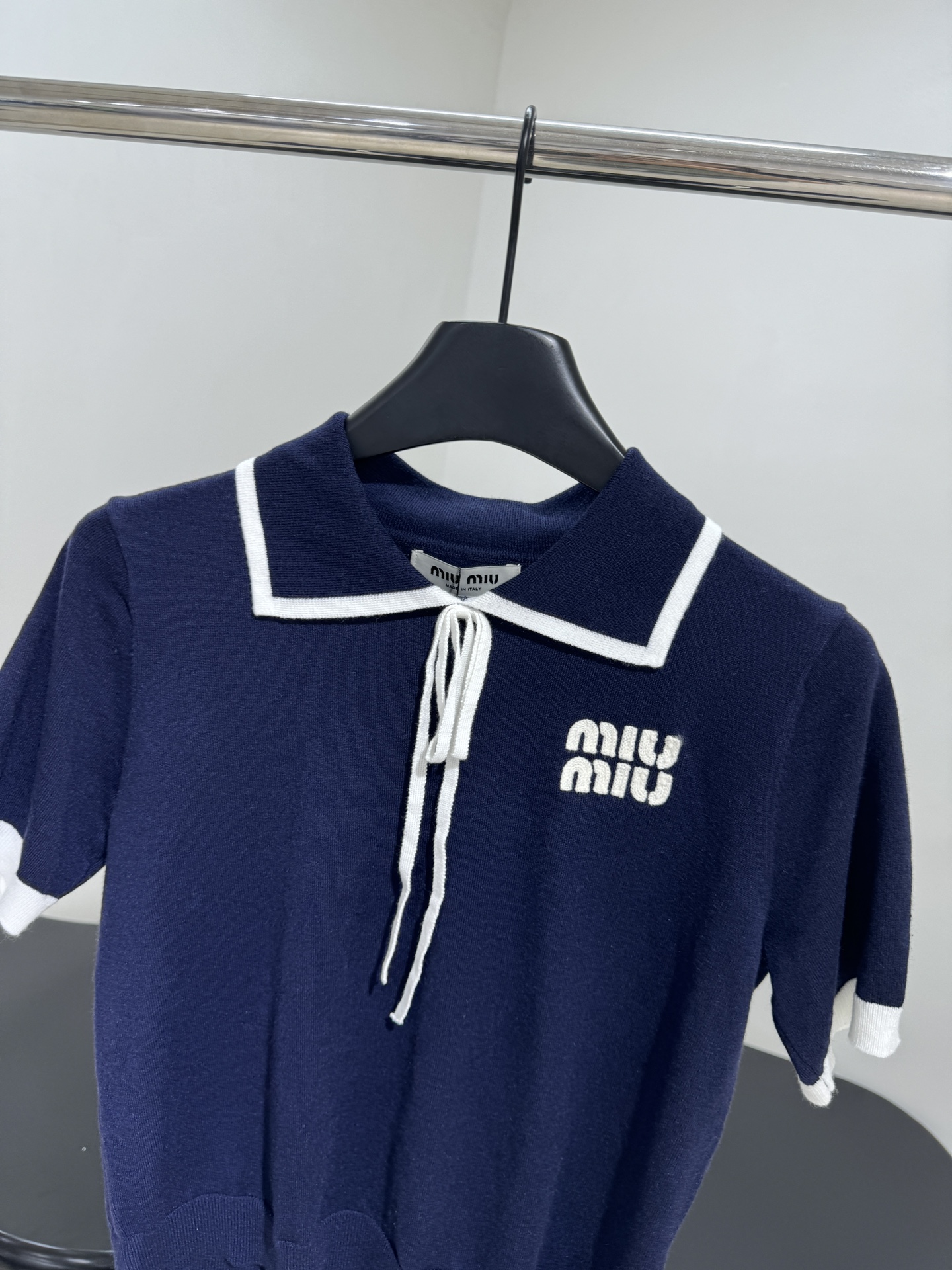 𝑚𝑖𝑢～新品羊毛Polo衫
精仿羊毛面料
饰有撞色品牌标识刺绣徽标
领口点缀白色飘带
撞色领边和袖口
经