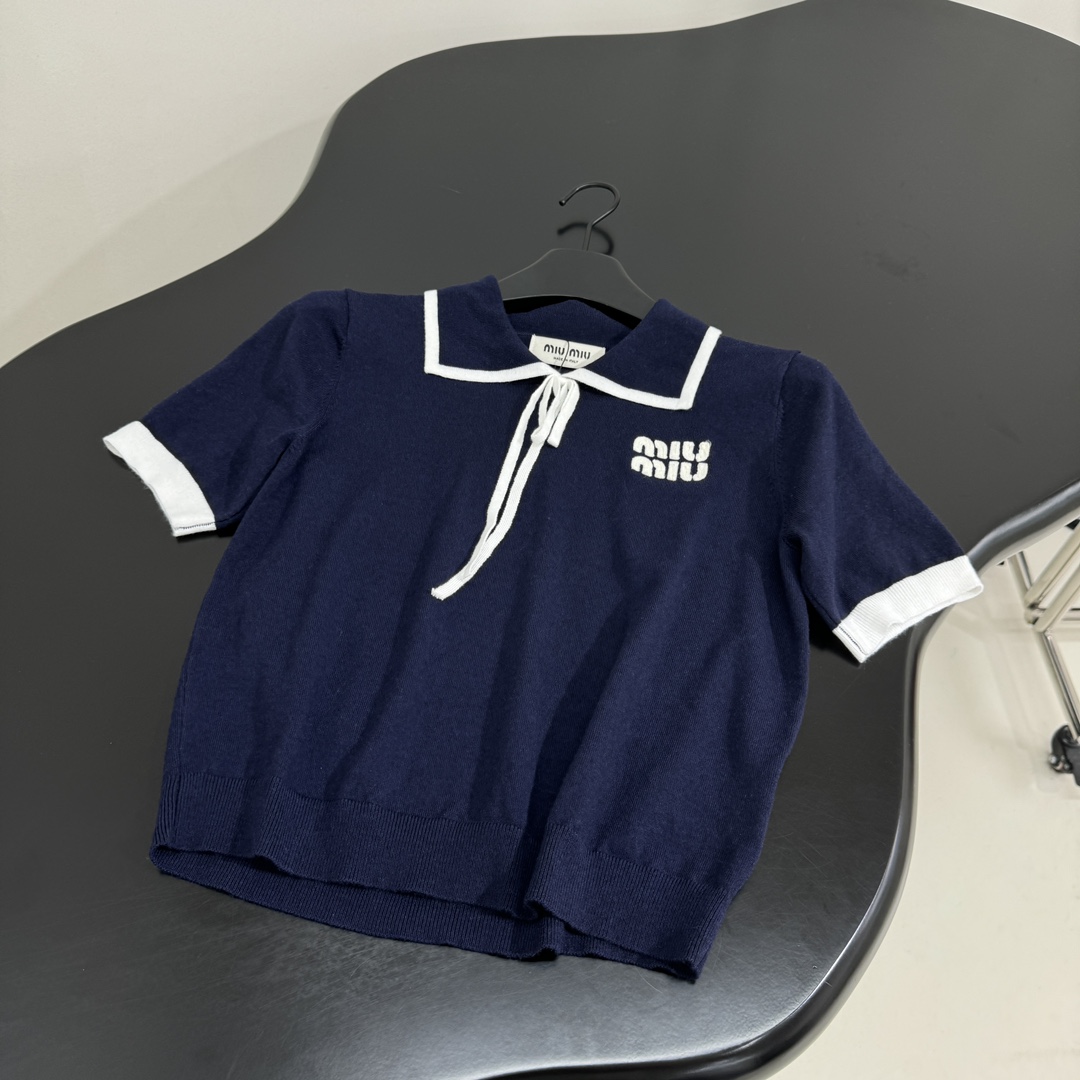 𝑚𝑖𝑢～新品羊毛Polo衫
精仿羊毛面料
饰有撞色品牌标识刺绣徽标
领口点缀白色飘带
撞色领边和袖口
经